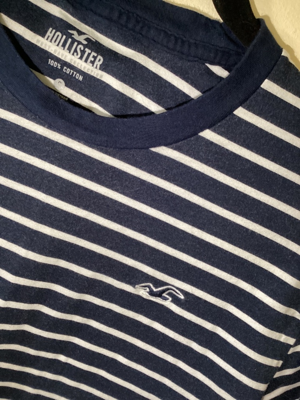 HOLLISTER Tee - Picture 3 of 3